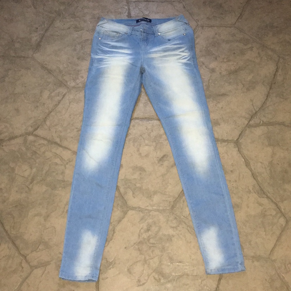 Wallflower Lightwash Skinny Jeans 🐙🐙